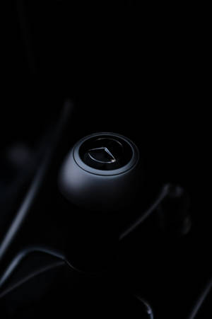 賓士排檔桿在黑暗車廂內的近距離特寫。 — Mercedes Benz C300 壁紙