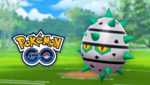 一個有刺的寶可夢蛋，黃色眼睛，旁邊是Pokémon GO標誌，在草地上。 — 高清 壁紙