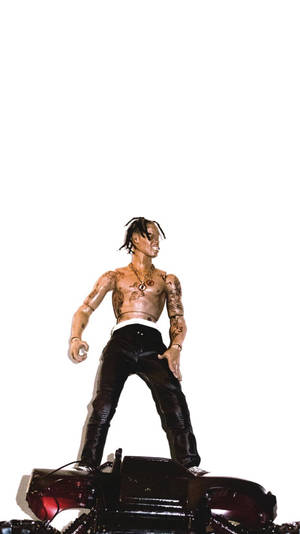 有刺青的男人站在一輛被壓扁的汽車上，背景白色。 — 崔維斯·史考特 GIF 壁紙