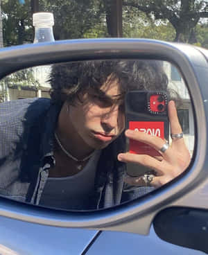 年輕人在車內側鏡自拍，紅色手機殼 — 美學 壁紙