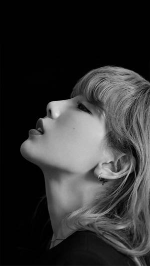 有瀏海的女人在黑白肖像中向上看。 — 태연 壁紙
