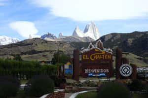 El Chaltén 村的歡迎標誌，背景有雪峰。 — 山脈 壁紙