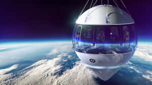 一個太空旅遊艙繞地球軌道運行，顯示雲層、海洋和星星 — 太空船 壁紙
