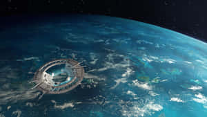 未來風格的太空站繞地球運行，下方是藍色海洋和白色雲朵。