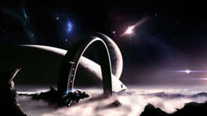 未來風格的拱門從外星世界的雲層中升起，下方是星空和彗星。 — 酷炫太空 壁紙