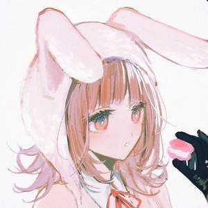 戴兔耳朵的動漫女孩用戴手套的手拿著一個粉紅色馬卡龍。 — 動漫 壁紙