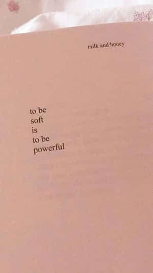 書封面，粉紅背景上黑色文字引用「to be soft is to be powerful」。 — 粉嫩粉彩美學 壁紙