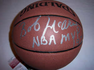 簽名籃球，刻有 Bob Huggins NBA MVP 97 字樣。 — 籃球 壁紙