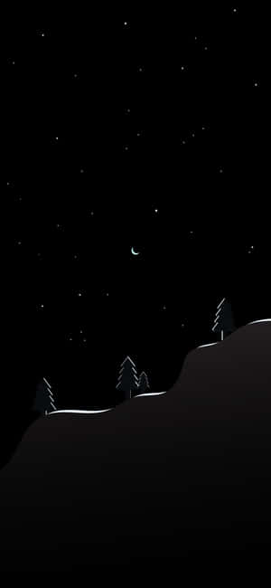 新月星空下，黑暗山丘上的樹木。 — 簡約 壁紙