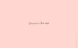 在柔和的粉色背景上手寫的引文「Every day is a fresh start」 — 簡約 壁紙