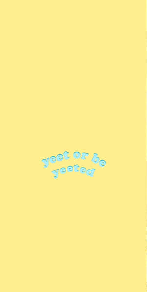極簡的黃色背景，帶有藍色彎曲文字「yeet or be yeeted」。 — 18:9 壁紙