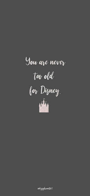文字桌布，寫著「You are never too old for Disney」，並有一個城堡圖示。 — Galaxy S26 Ultra 壁紙