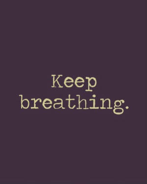 文字桌布，在紫色背景上以米色顯示「Keep breathing」，帶來平靜的鼓勵。