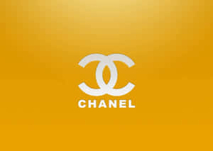 白色 Chanel 標誌在金色黃色漸變背景上。 — 香奈兒標誌 壁紙