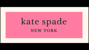 Kate Spade New York 標誌以黑色文字顯示在帶有奶油色邊框的粉紅色矩形上。 — Kate spade 壁紙