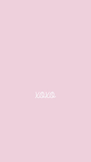 粉紅色背景，上有白色草書文字 xoxo — 粉嫩粉彩美學 壁紙
