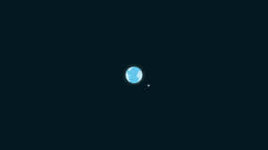 黑暗太空中帶有雲朵和小衛星的藍色星球。 — 基本款 壁紙