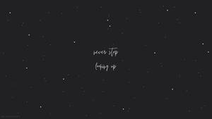 黑暗的星空，白色草書文字寫著「never stop looking up」。 — 黑色桌面 壁紙