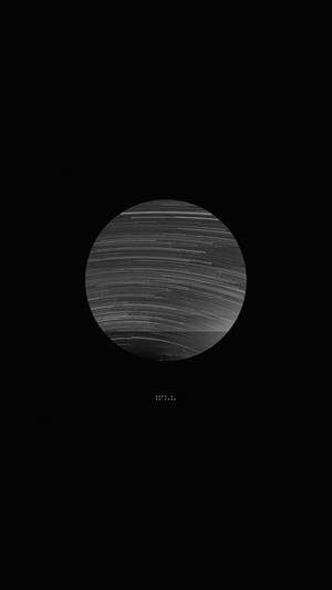 在深色背景上的黑白圓形星軌圖案。 — 簡約暗黑美學 壁紙
