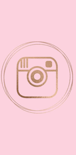 金色閃粉Instagram標誌在雙圓圈內，背景為粉紅色。 — 可愛粉色女孩 壁紙
