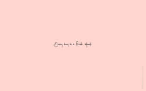 手寫語錄「Every day is a fresh start」在柔和的粉紅色背景上。 — 激勵 壁紙