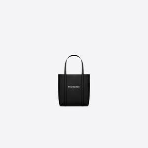 純色背景上帶有白色標誌的黑色Balenciaga托特包。 — 托卡生活 壁紙