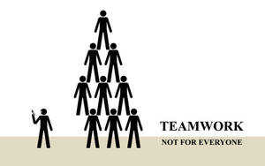 金字塔形狀的人物剪影，附有文字 teamwork not for everyone — 成功 壁紙