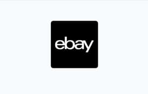 淺灰色背景上帶有白色小寫文字的黑色正方形 eBay 標誌。 — Off white 標誌 壁紙