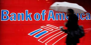模糊的人拿著白色雨傘走過Bank of America大樓。 — 美國銀行 壁紙