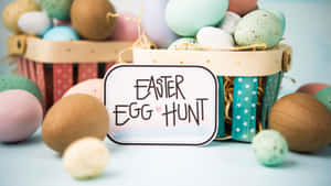 籃子裡的復活節彩蛋，標牌上寫著 Easter Egg Hunt。 — Studio Display 壁紙