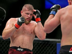 兩名男性MMA拳手在UFC比賽期間於八角籠內行動。 — 莫斯科 壁紙