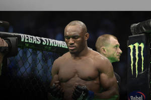 一個赤裸上身、戴著手套的MMA鬥士站在帶有發光標誌的八角籠內。