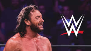 摔角手在WWE擂台上微笑，標誌在身後 — WWE GIF 壁紙