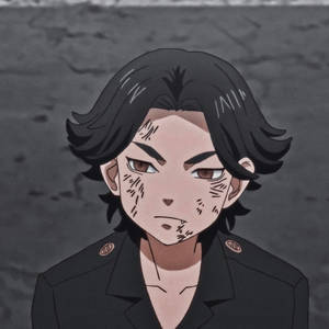 帶有傷疤和銳利眼神的動漫角色，身穿深色制服。 — 場 圭介 壁紙