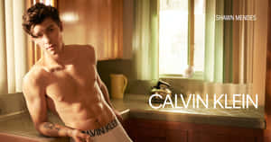 沒穿上衣的肌肉男在陽光明媚的廚房裡穿著Calvin Klein內褲擺姿勢。 — 卡文克萊 壁紙