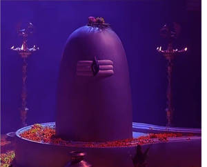 昏暗燈光下帶有油燈和萬壽菊的紫色濕婆林伽神殿。 — Maa Durga 壁紙