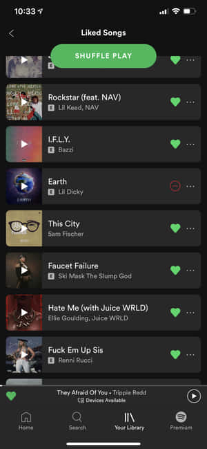 Spotify 應用程式畫面，顯示帶有綠色心形圖標和隨機播放按鈕的喜歡歌曲。 — iPhone Air 壁紙