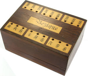 復古木製遊戲盒，帶有分數槽和「Bester」刻字。 — 棕色 壁紙
