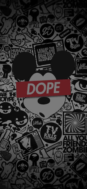 米奇老鼠頭與「DOPE」橫幅，覆蓋在混亂的流行文化貼紙拼貼畫上。 — iPhone 15 Pro Max 壁紙