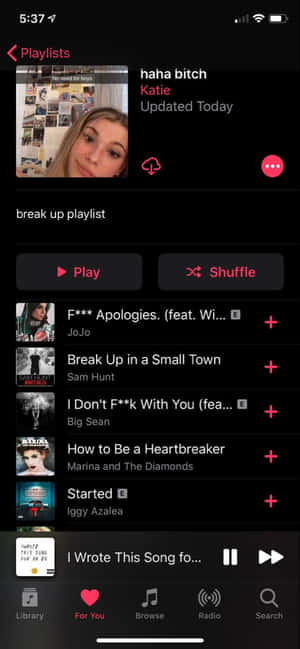 Spotify 應用程式顯示一個分手播放清單，包含歌曲和精選封面圖片。 — 美學音樂 壁紙