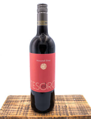 一個放在木質表面上的Tesoro Monastrell Shiraz紅酒瓶。 — 葡萄酒 壁紙