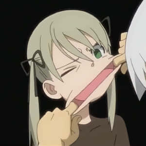 灰色頭髮的動漫女孩以頑皮的姿態咬著另一個角色的手。 — 高飛 壁紙