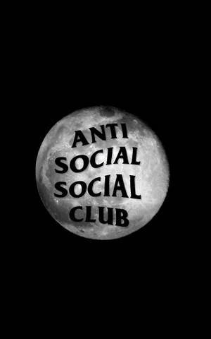 月亮上有粗體黑色文字 anti social social club。 — Galaxy Tab S10 Ultra 壁紙