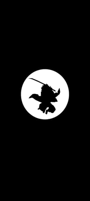 黑色剪影，一名武士持劍跳躍，位於黑色背景上的白色圓圈前。 — 20:9 壁紙