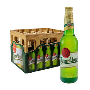 一個綠色Pilsner Urquell啤酒瓶及其木箱，白色背景。 — 啤酒 壁紙
