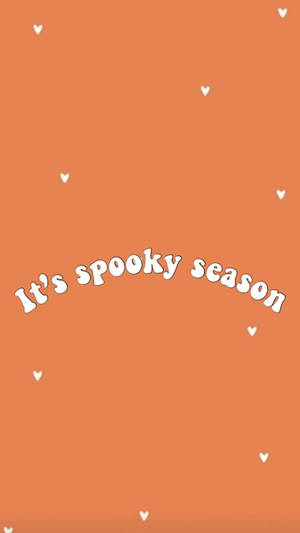 橙色背景配白色愛心及spooky season文字 — 萬聖節季節 壁紙