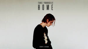 穿黑色襯衫濕頭髮的人靠著素色牆，文字 TAKE YOURSELF HOME