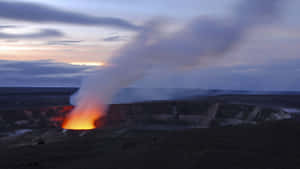 火山口噴發出明亮的橙色熔岩 — 自然 壁紙