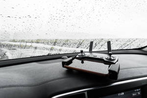 下雨天時汽車儀表板上的無人機控制器。 — 下雨 壁紙