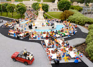 LEGO人物在微型公園的噴泉周圍聚集進行節日聚餐。 — 樂高旋風忍者 壁紙